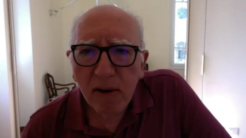 hombre dando conferencia